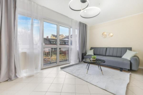 Cruwzo - Modern Centrally Located Apartment with Parking